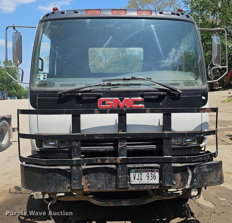 image for item DO2787 2002 GMC T7500  hook lift truck