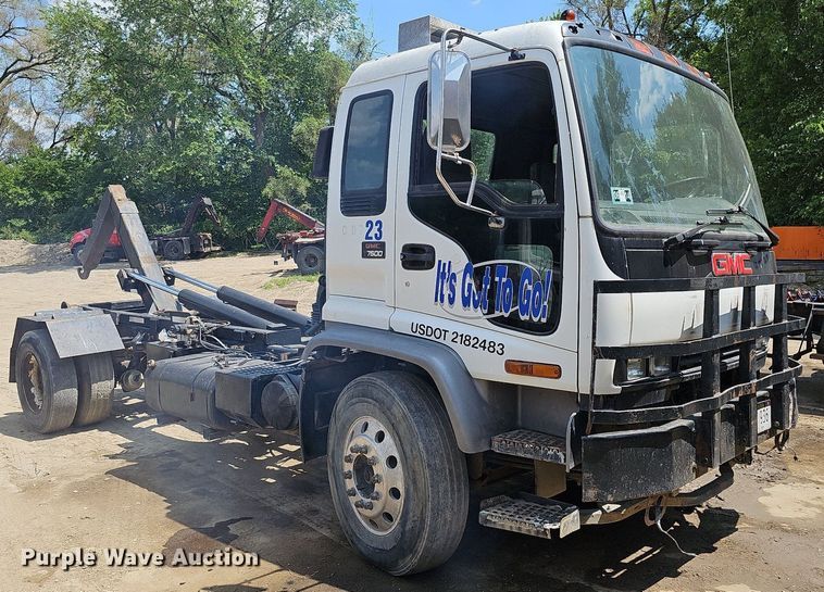 image for item DO2787 2002 GMC T7500  hook lift truck