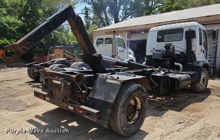 image for item DO2787 2002 GMC T7500  hook lift truck