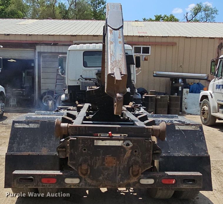 image for item DO2787 2002 GMC T7500  hook lift truck