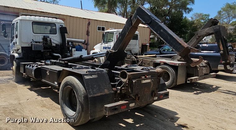 image for item DO2787 2002 GMC T7500  hook lift truck