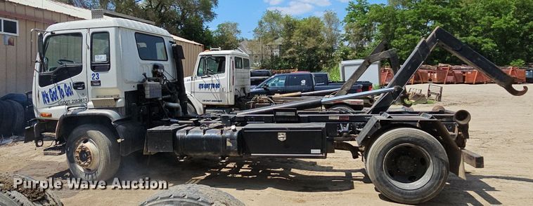 image for item DO2787 2002 GMC T7500  hook lift truck