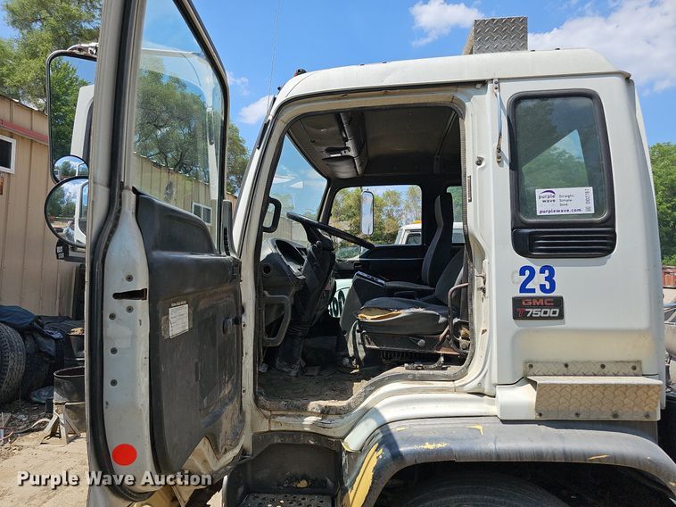 image for item DO2787 2002 GMC T7500  hook lift truck