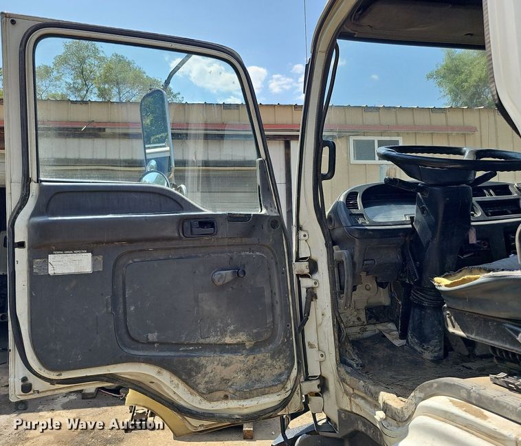 image for item DO2787 2002 GMC T7500  hook lift truck