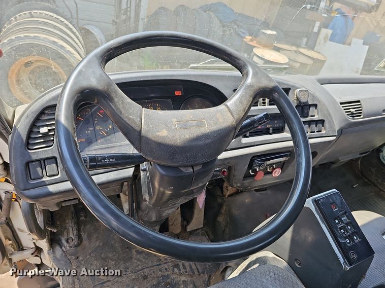 image for item DO2787 2002 GMC T7500  hook lift truck