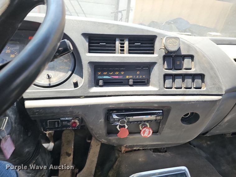 image for item DO2787 2002 GMC T7500  hook lift truck