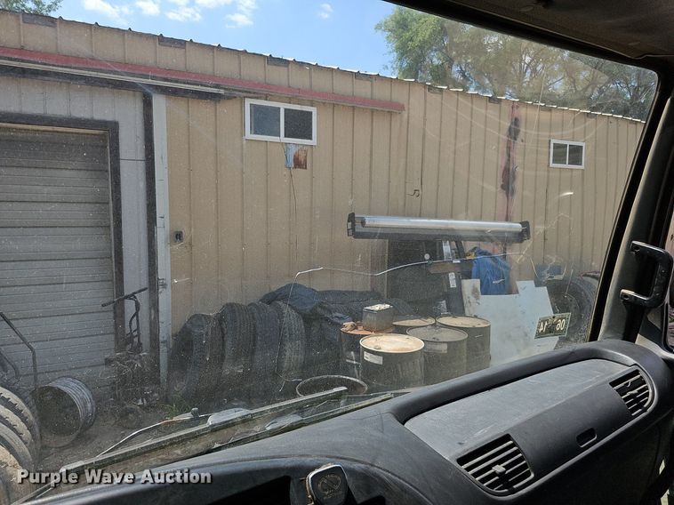 image for item DO2787 2002 GMC T7500  hook lift truck