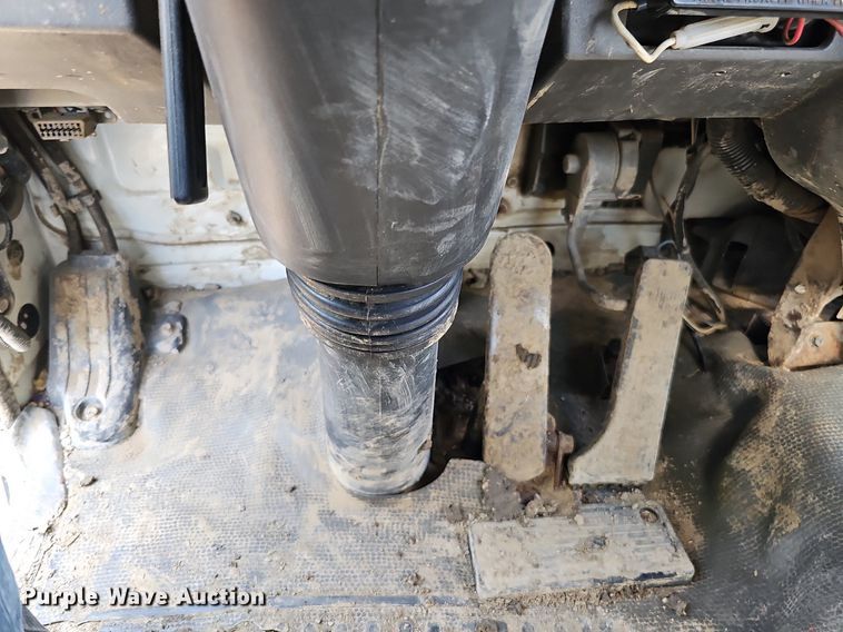 image for item DO2787 2002 GMC T7500  hook lift truck