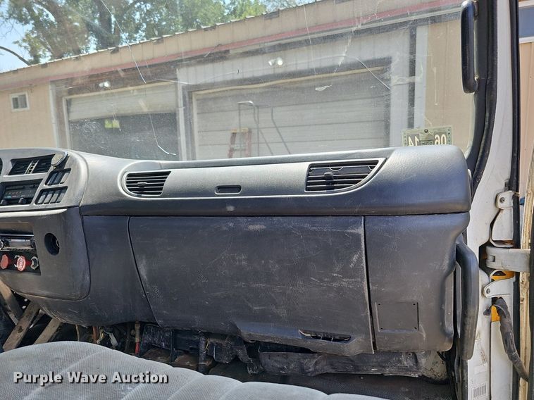 image for item DO2787 2002 GMC T7500  hook lift truck