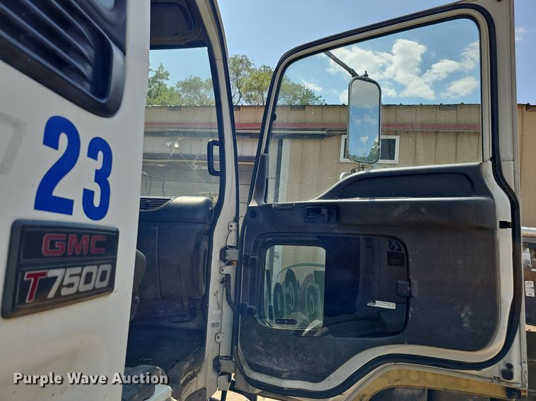 image for item DO2787 2002 GMC T7500  hook lift truck