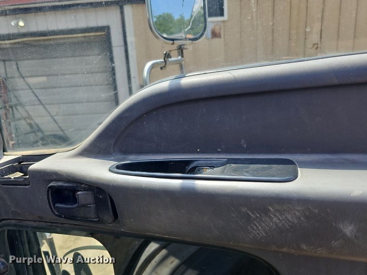 image for item DO2787 2002 GMC T7500  hook lift truck