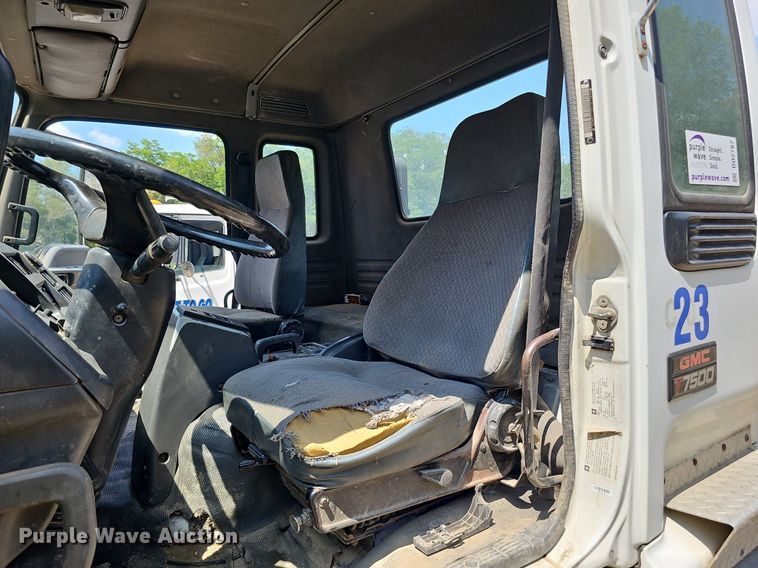 image for item DO2787 2002 GMC T7500  hook lift truck