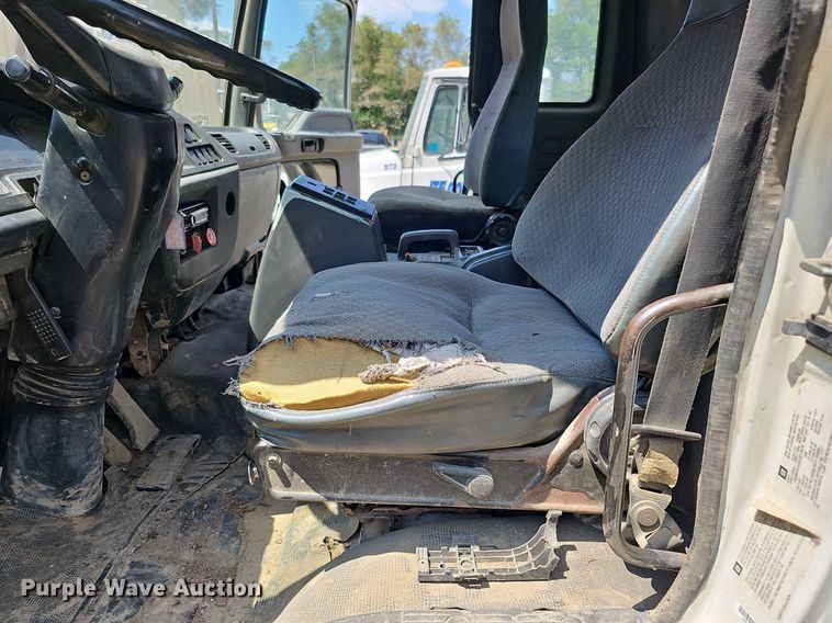 image for item DO2787 2002 GMC T7500  hook lift truck