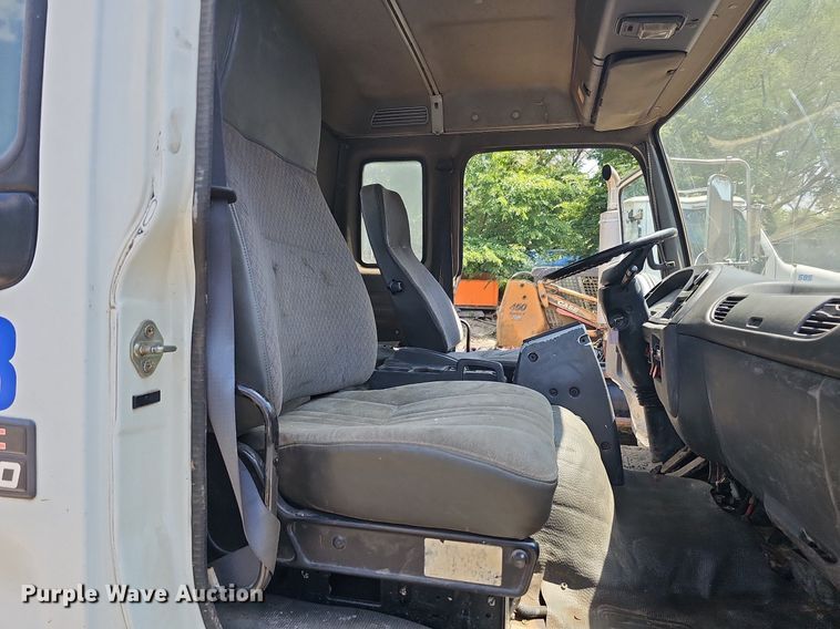 image for item DO2787 2002 GMC T7500  hook lift truck