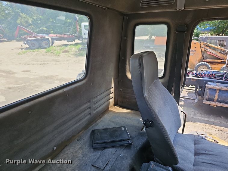 image for item DO2787 2002 GMC T7500  hook lift truck