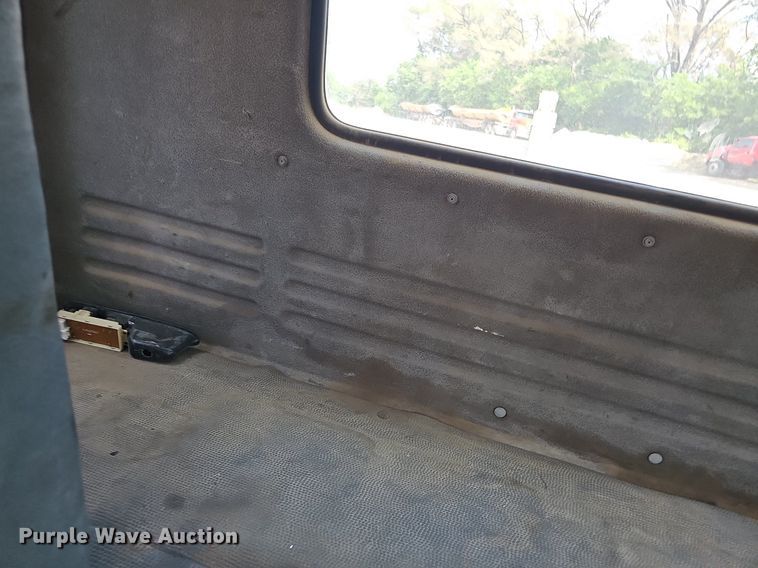 image for item DO2787 2002 GMC T7500  hook lift truck