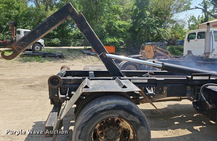 image for item DO2787 2002 GMC T7500  hook lift truck