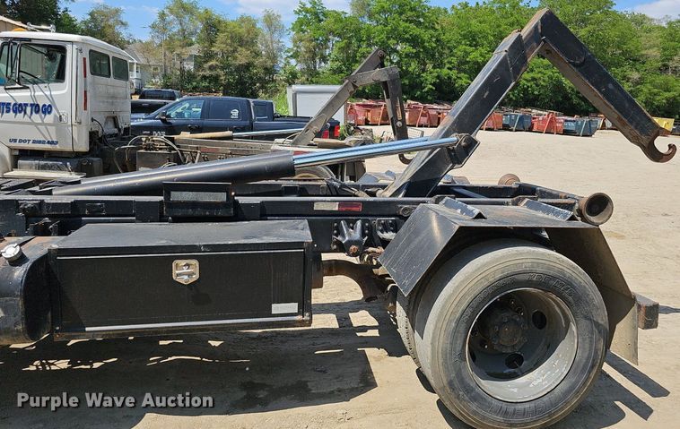 image for item DO2787 2002 GMC T7500  hook lift truck
