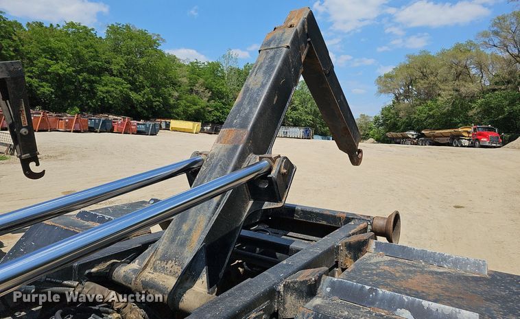 image for item DO2787 2002 GMC T7500  hook lift truck