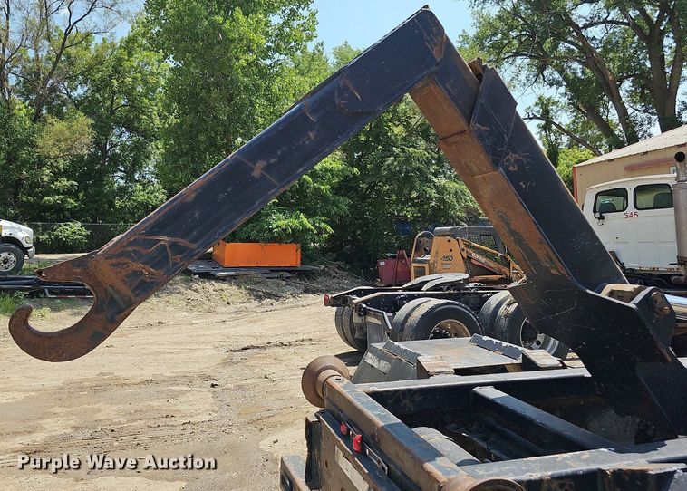 image for item DO2787 2002 GMC T7500  hook lift truck