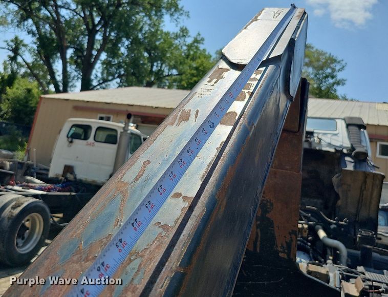 image for item DO2787 2002 GMC T7500  hook lift truck