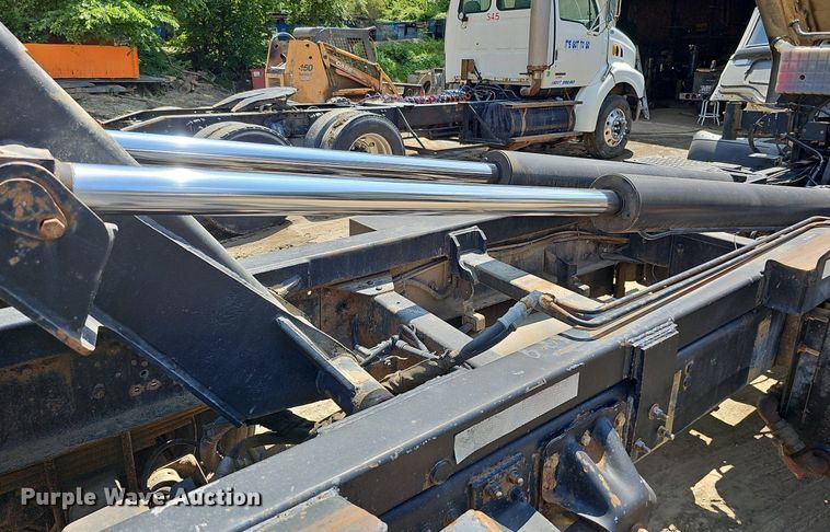 image for item DO2787 2002 GMC T7500  hook lift truck