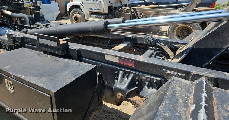 image for item DO2787 2002 GMC T7500  hook lift truck