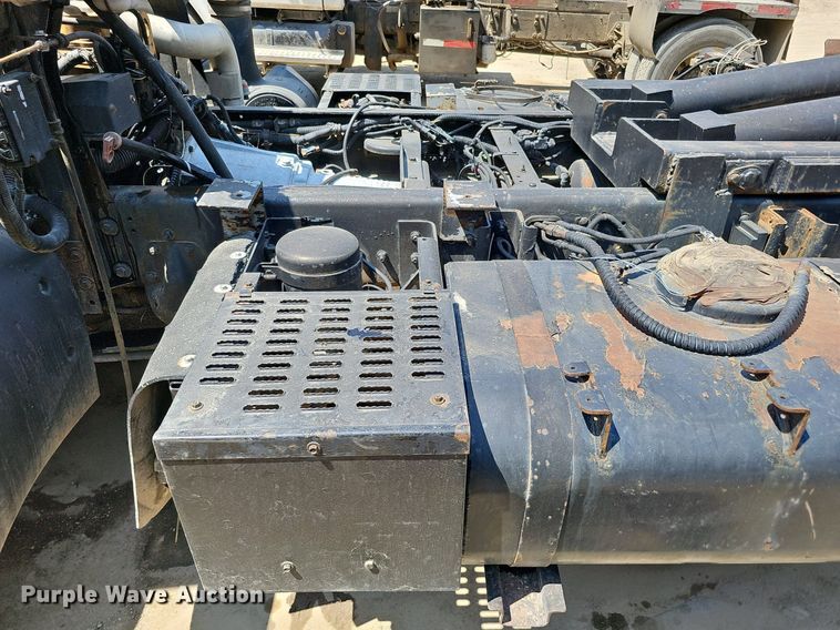 image for item DO2787 2002 GMC T7500  hook lift truck