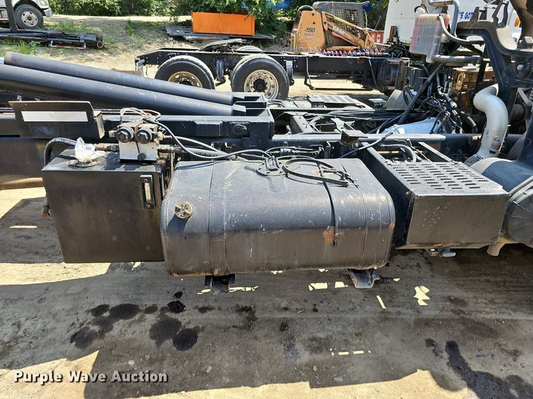 image for item DO2787 2002 GMC T7500  hook lift truck