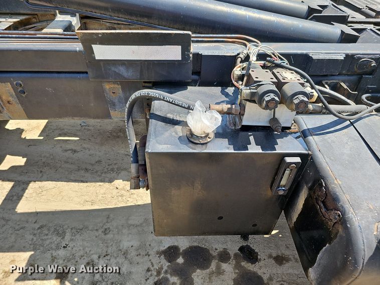 image for item DO2787 2002 GMC T7500  hook lift truck