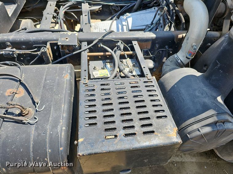 image for item DO2787 2002 GMC T7500  hook lift truck