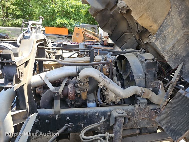 image for item DO2787 2002 GMC T7500  hook lift truck