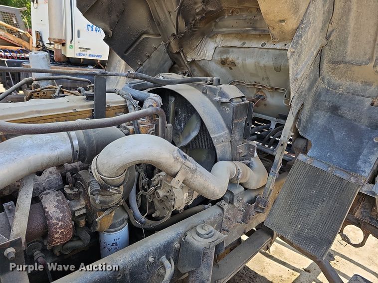 image for item DO2787 2002 GMC T7500  hook lift truck