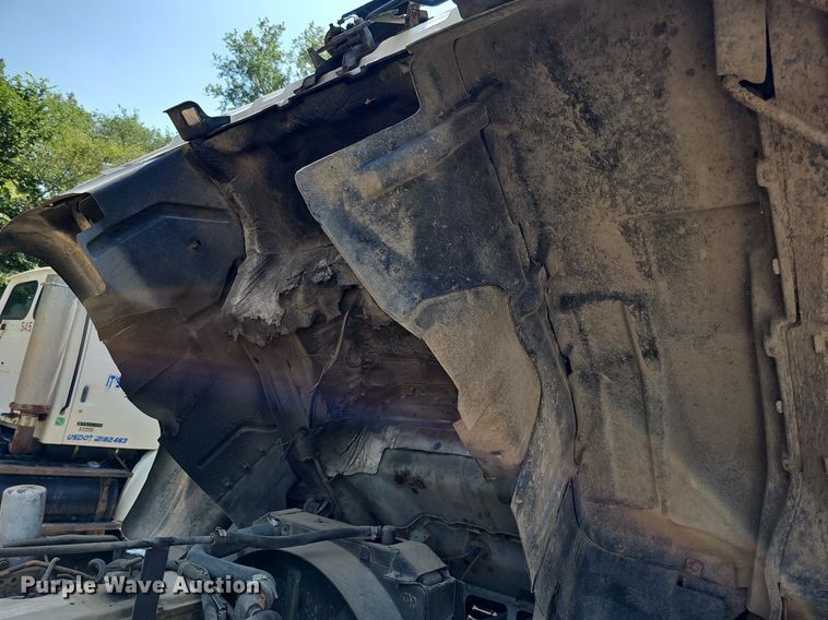 image for item DO2787 2002 GMC T7500  hook lift truck