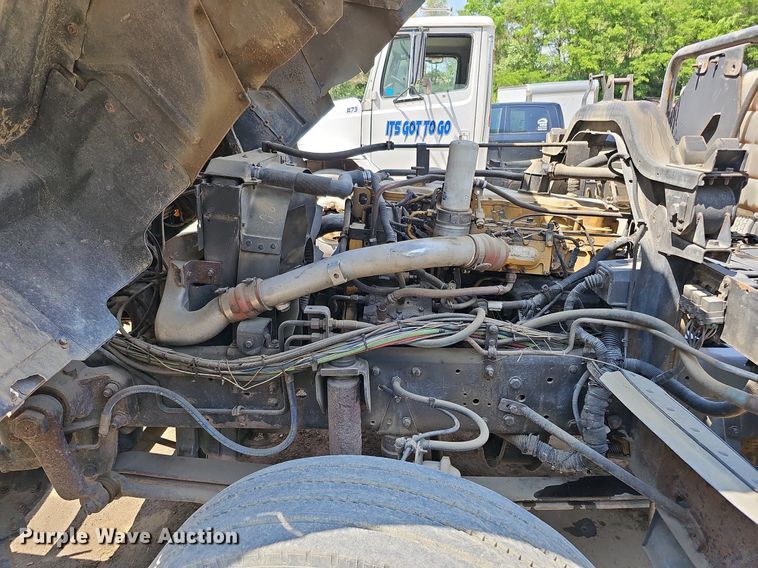 image for item DO2787 2002 GMC T7500  hook lift truck