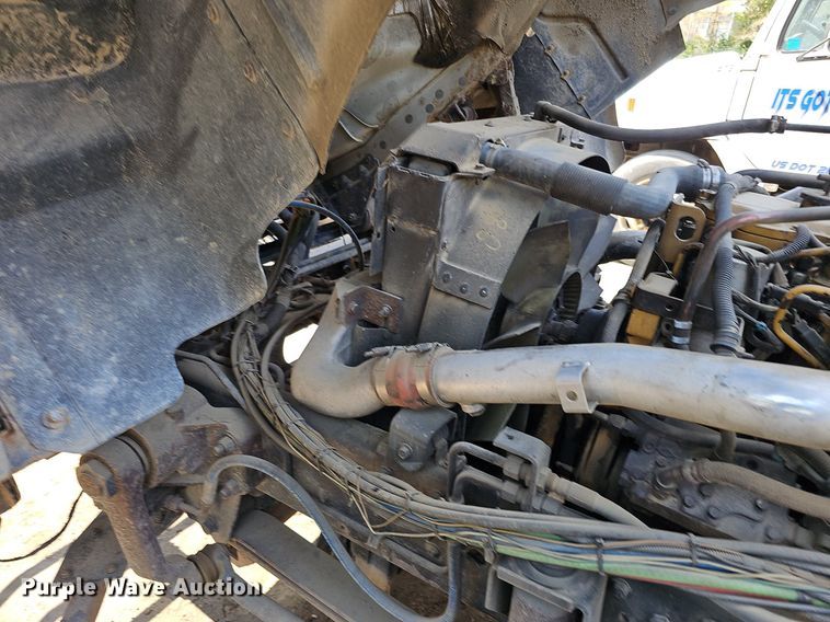 image for item DO2787 2002 GMC T7500  hook lift truck