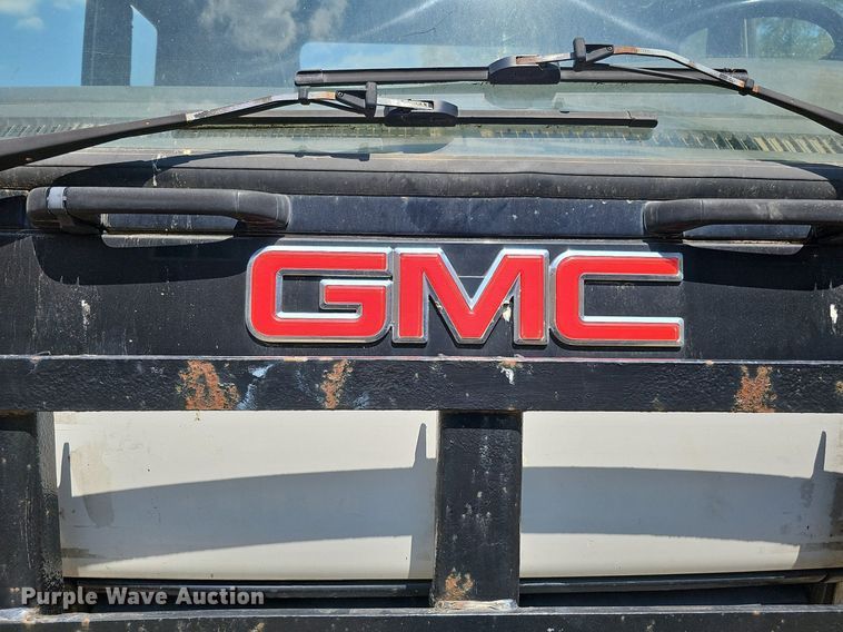 image for item DO2787 2002 GMC T7500  hook lift truck
