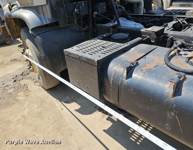 image for item DO2787 2002 GMC T7500  hook lift truck