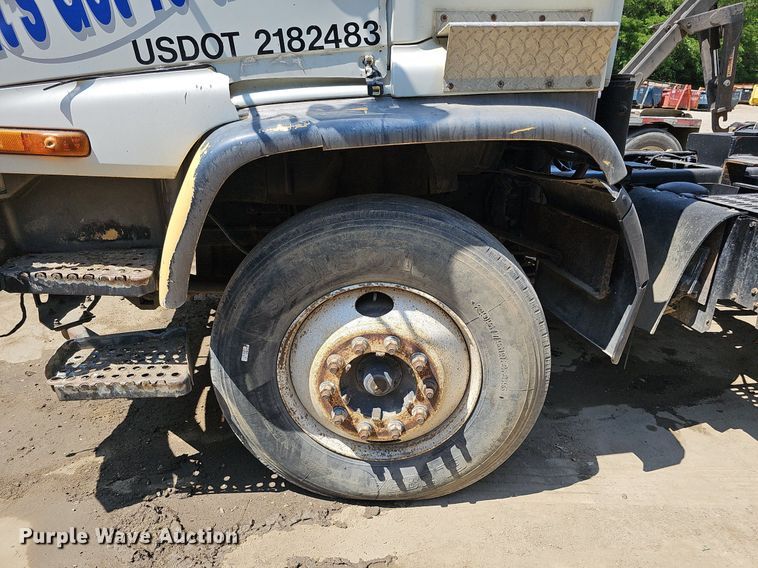 image for item DO2787 2002 GMC T7500  hook lift truck