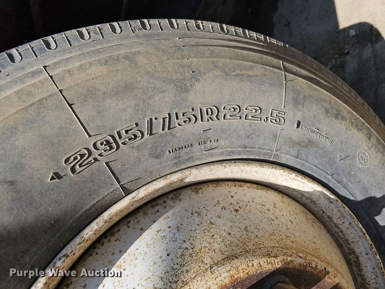 image for item DO2787 2002 GMC T7500  hook lift truck