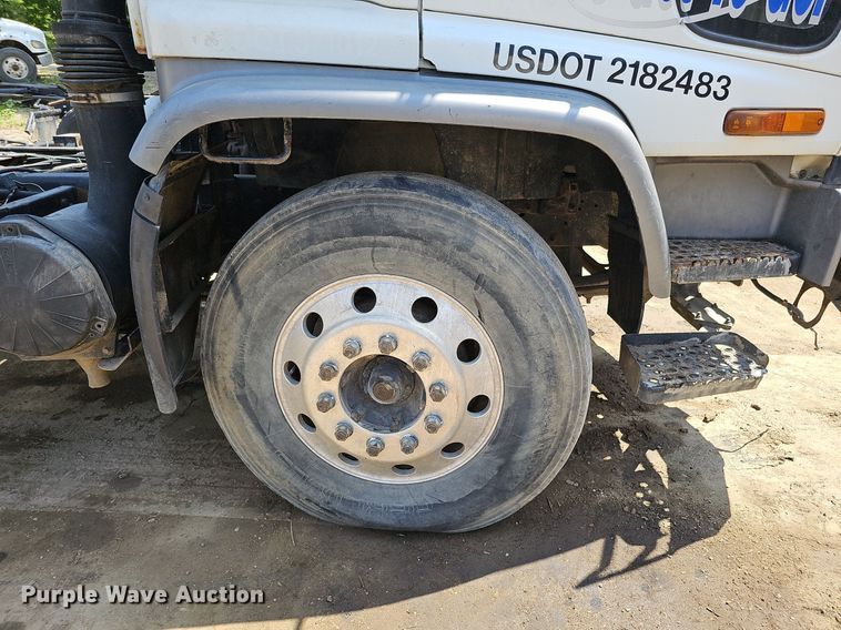 image for item DO2787 2002 GMC T7500  hook lift truck