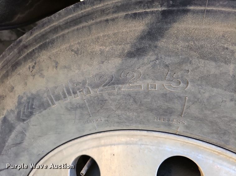 image for item DO2787 2002 GMC T7500  hook lift truck