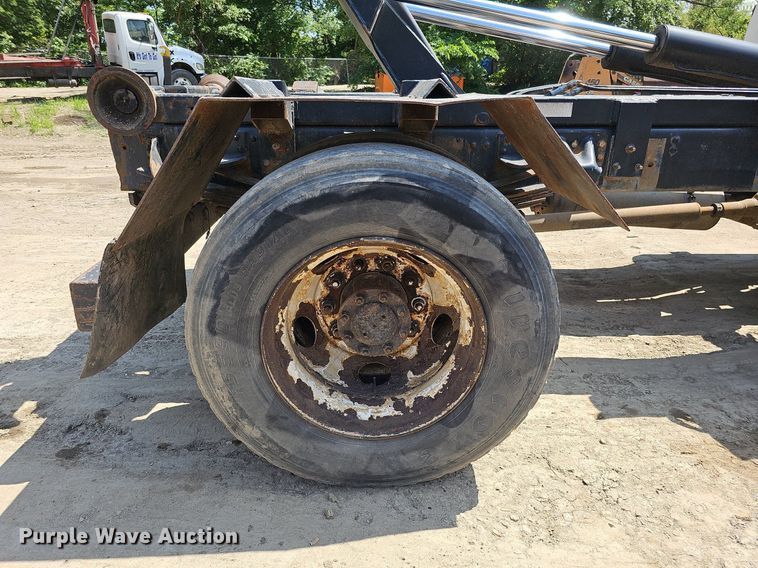 image for item DO2787 2002 GMC T7500  hook lift truck