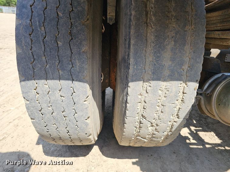 image for item DO2787 2002 GMC T7500  hook lift truck