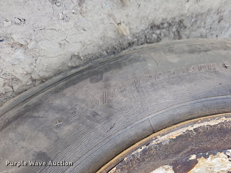 image for item DO2787 2002 GMC T7500  hook lift truck