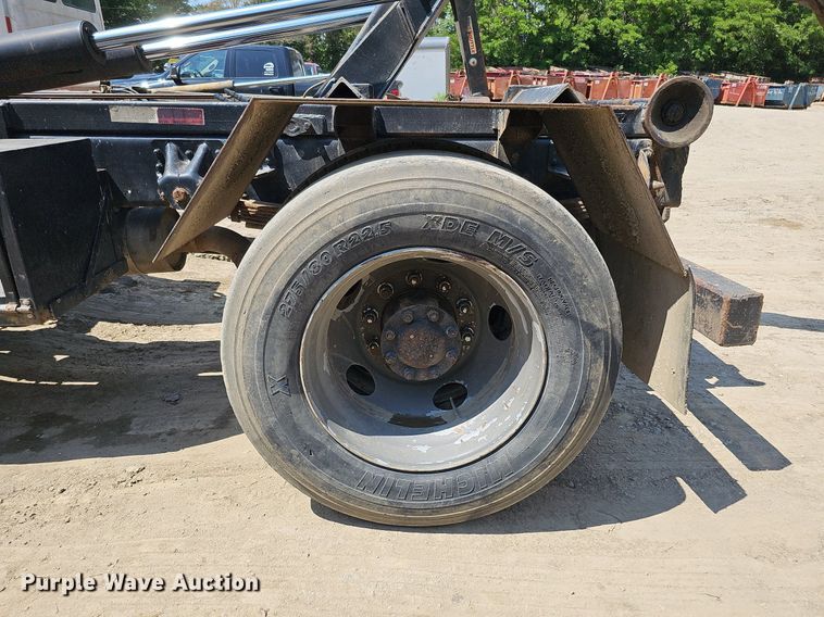 image for item DO2787 2002 GMC T7500  hook lift truck