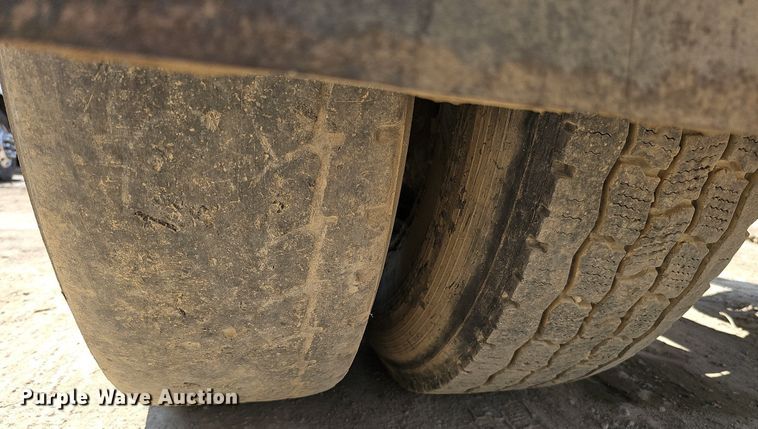 image for item DO2787 2002 GMC T7500  hook lift truck