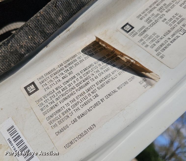 image for item DO2787 2002 GMC T7500  hook lift truck