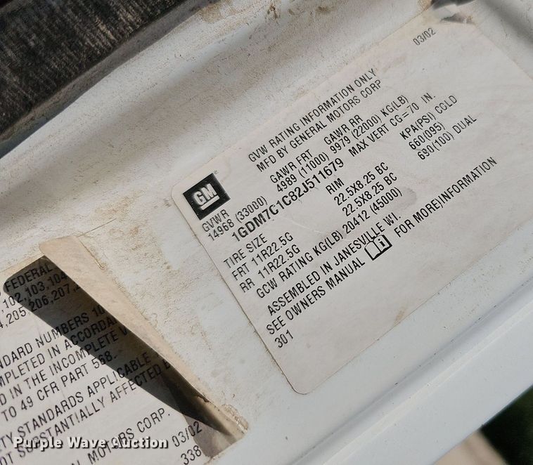 image for item DO2787 2002 GMC T7500  hook lift truck