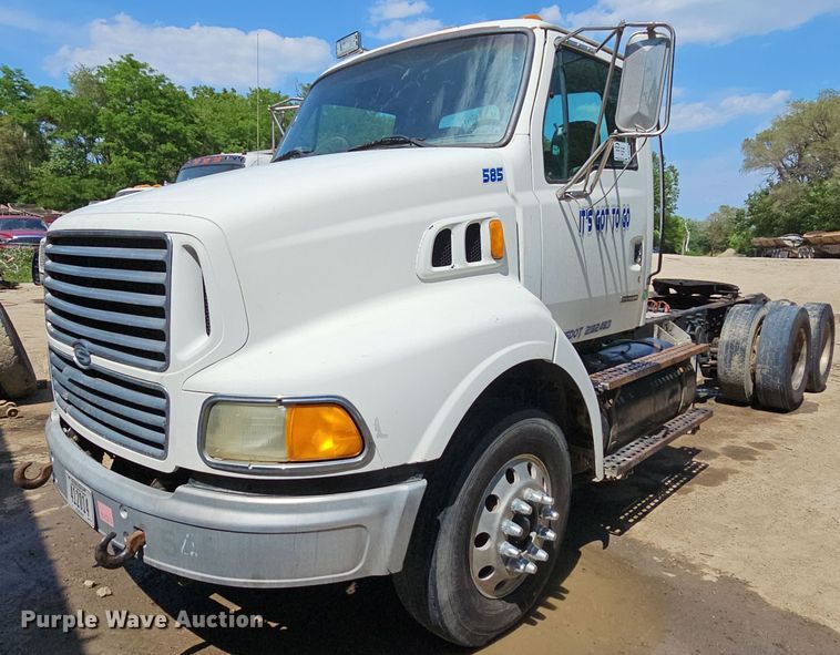 image for item DO2788 1999 Sterling A9513  semi truck